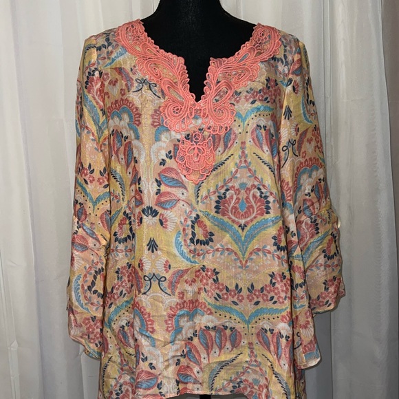 Zac & Rachel Tops - Zac & Rachel Floral V-Neck Lace Neckline Sharkbite Hem Blouse Women's Small